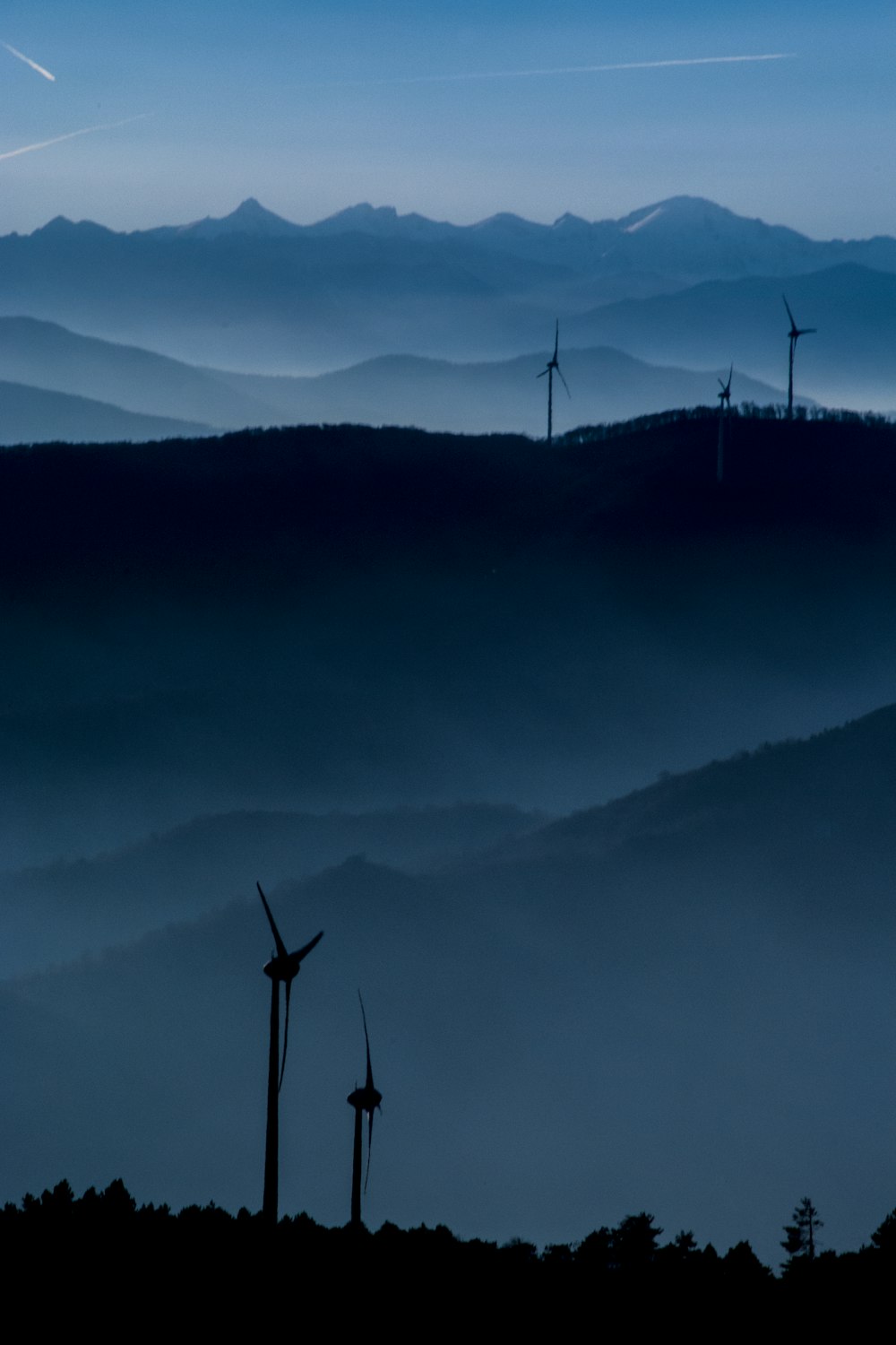 Windkraftanlage mit Blick auf den Bergrücken