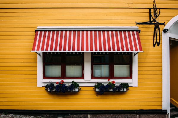 Fensterbereich mit Beschattung