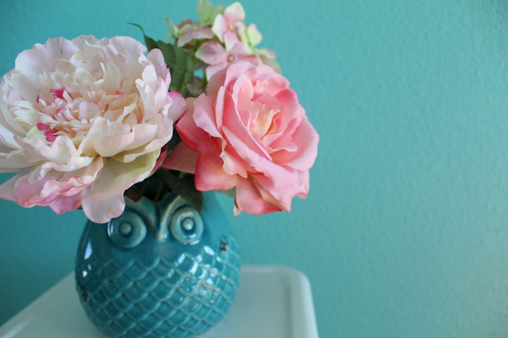 pink and white roses on vase