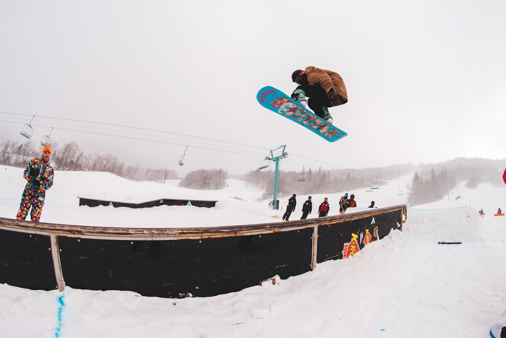 Mann fährt auf dem Snowboard Foto