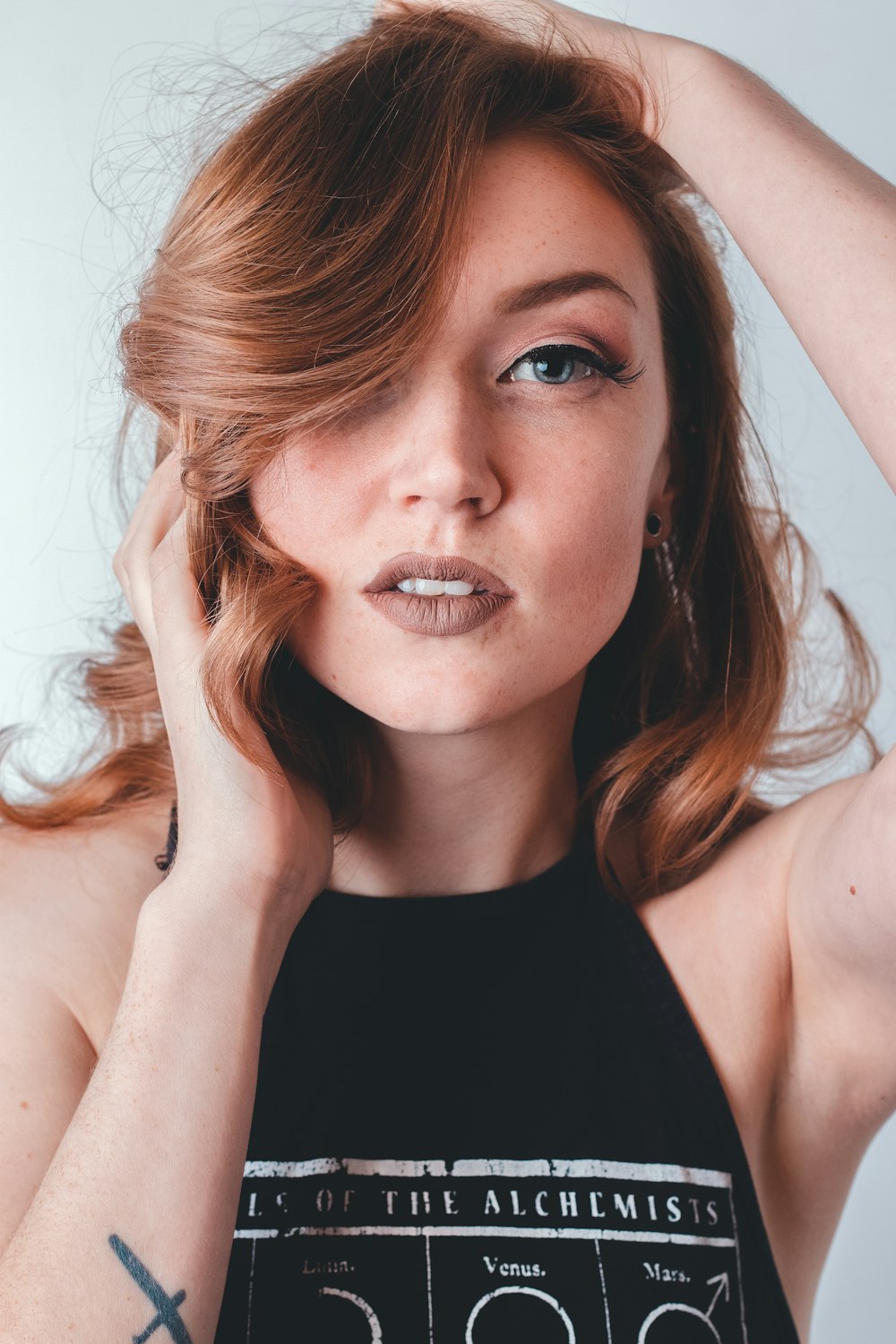 portrait photography of a brunette-haired woman