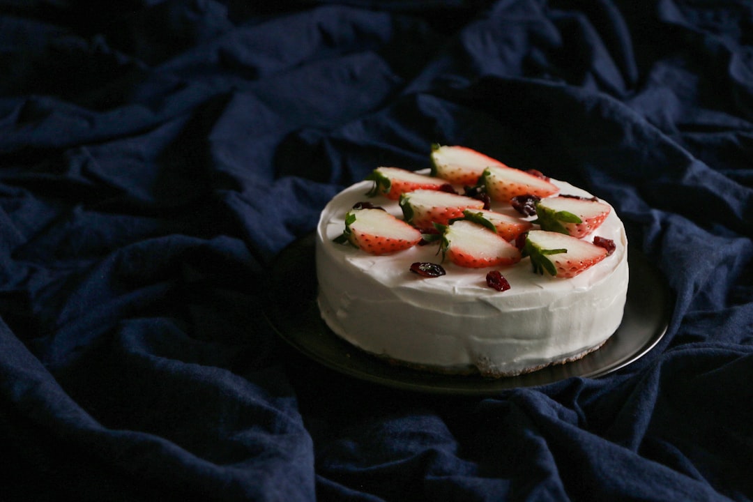 round icing cake with red strawberry toppings