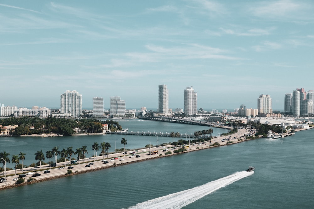 Fotografía aérea del horizonte urbano de una ciudad durante el día