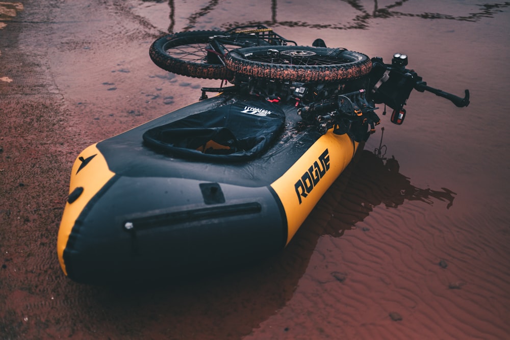 bateau pneumatique Rogue jaune et noir