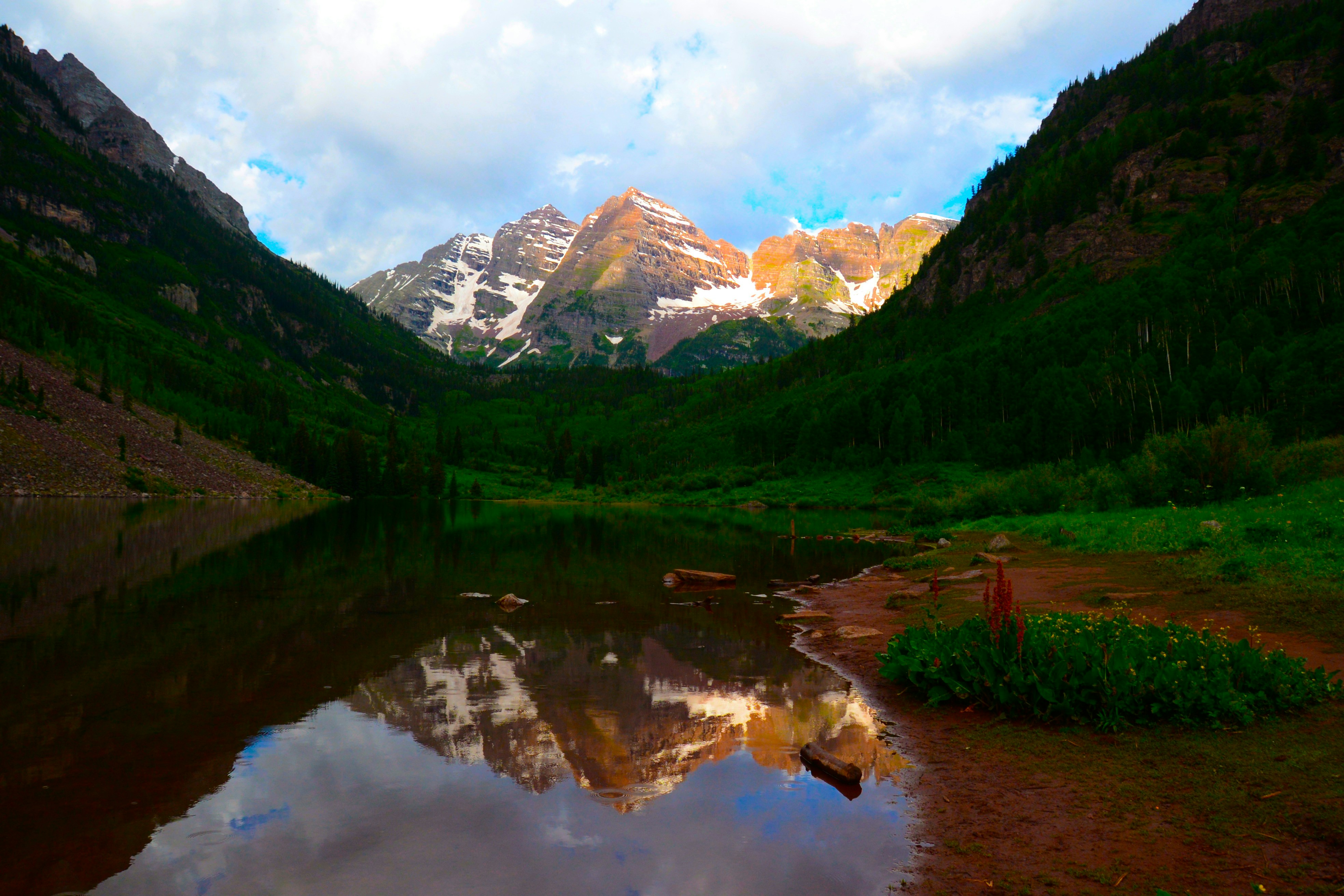 Photographie de la chaîne de montagnes pendant la journée