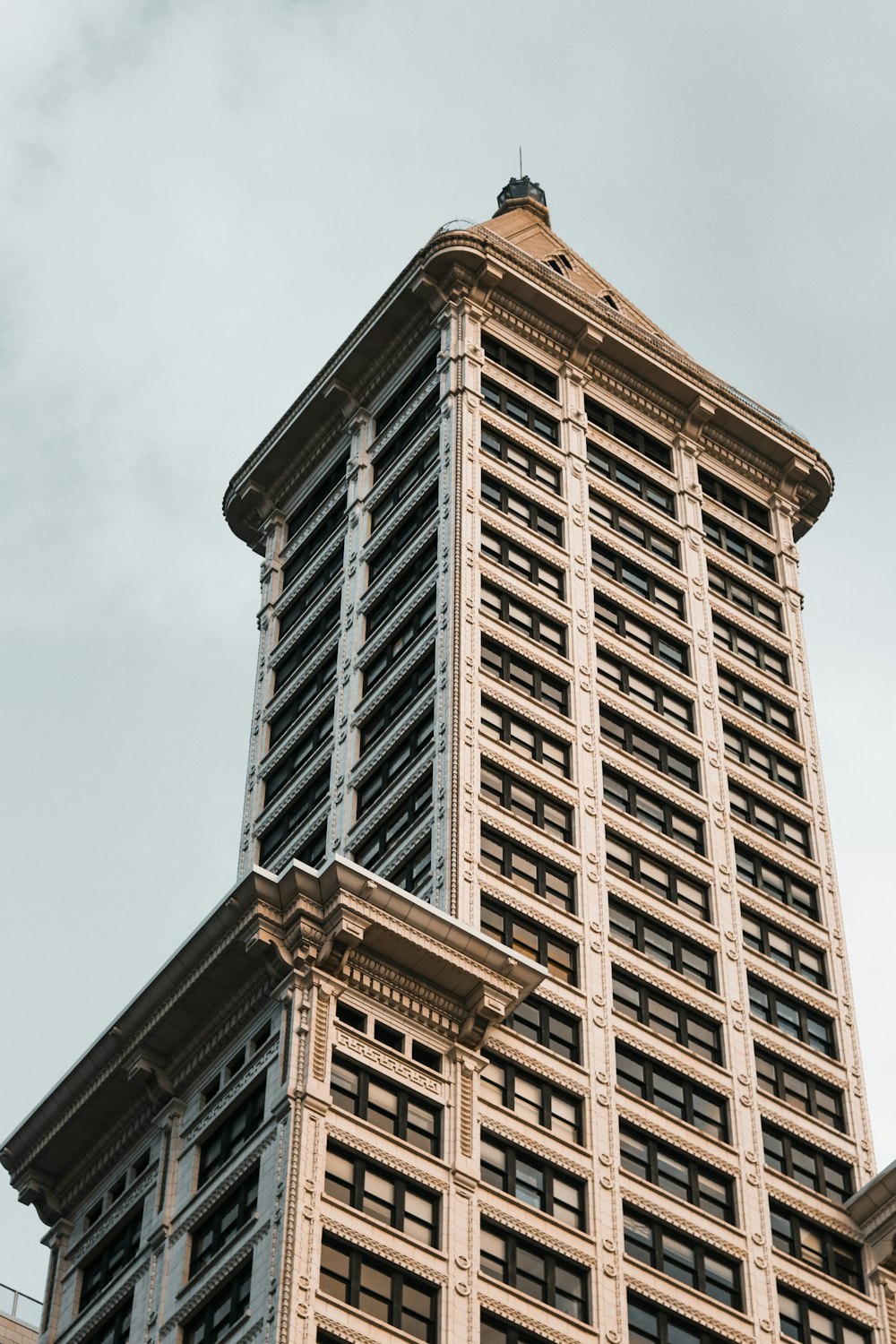 gray concrete building