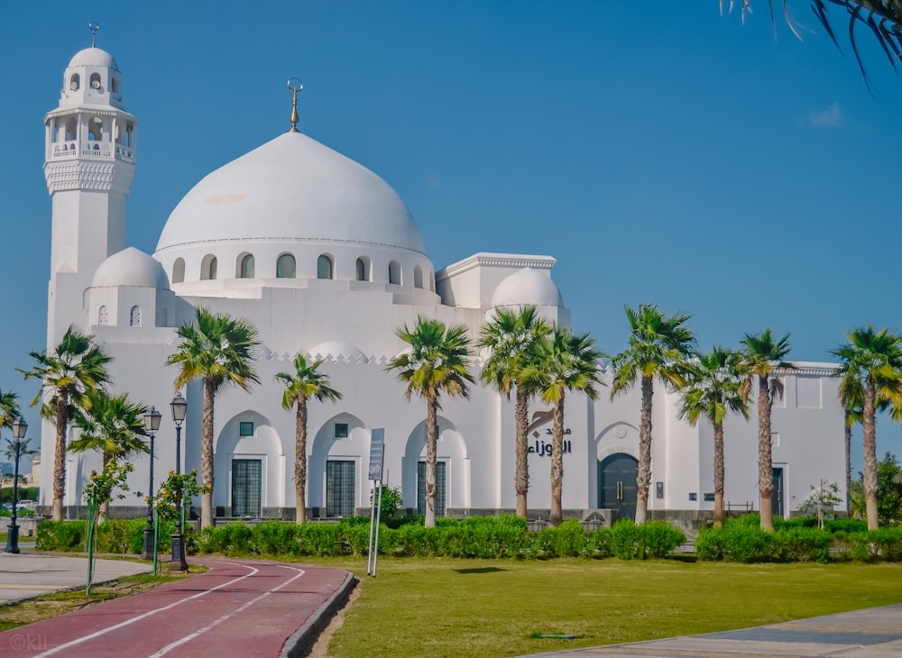 Photographie de la mosquée blanche pendant la journée