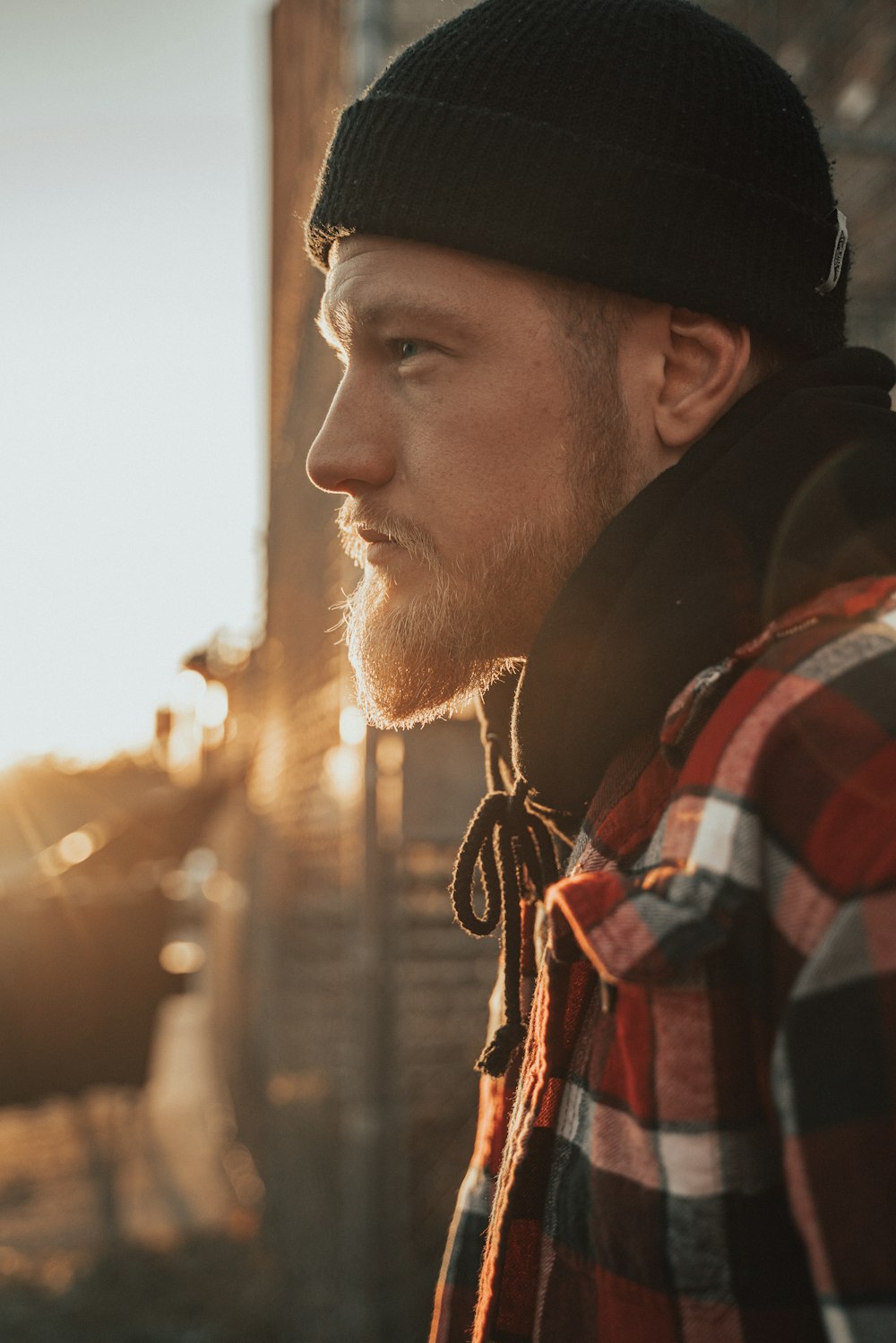 homme en veste à carreaux rouge, blanc et noir et bonnet