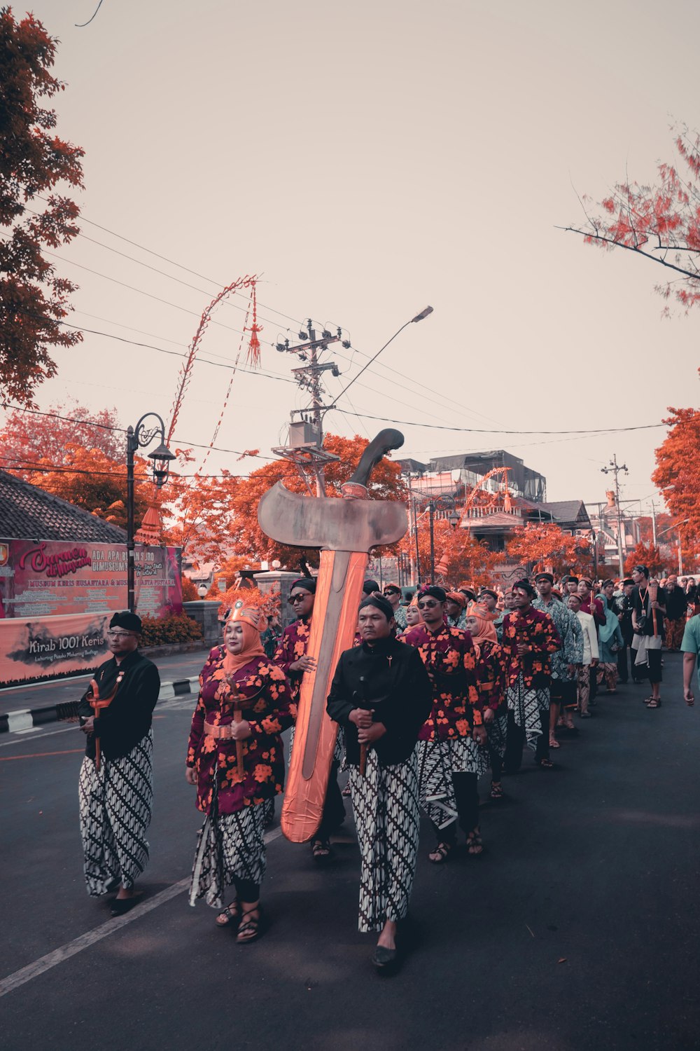 hommes faisant parade