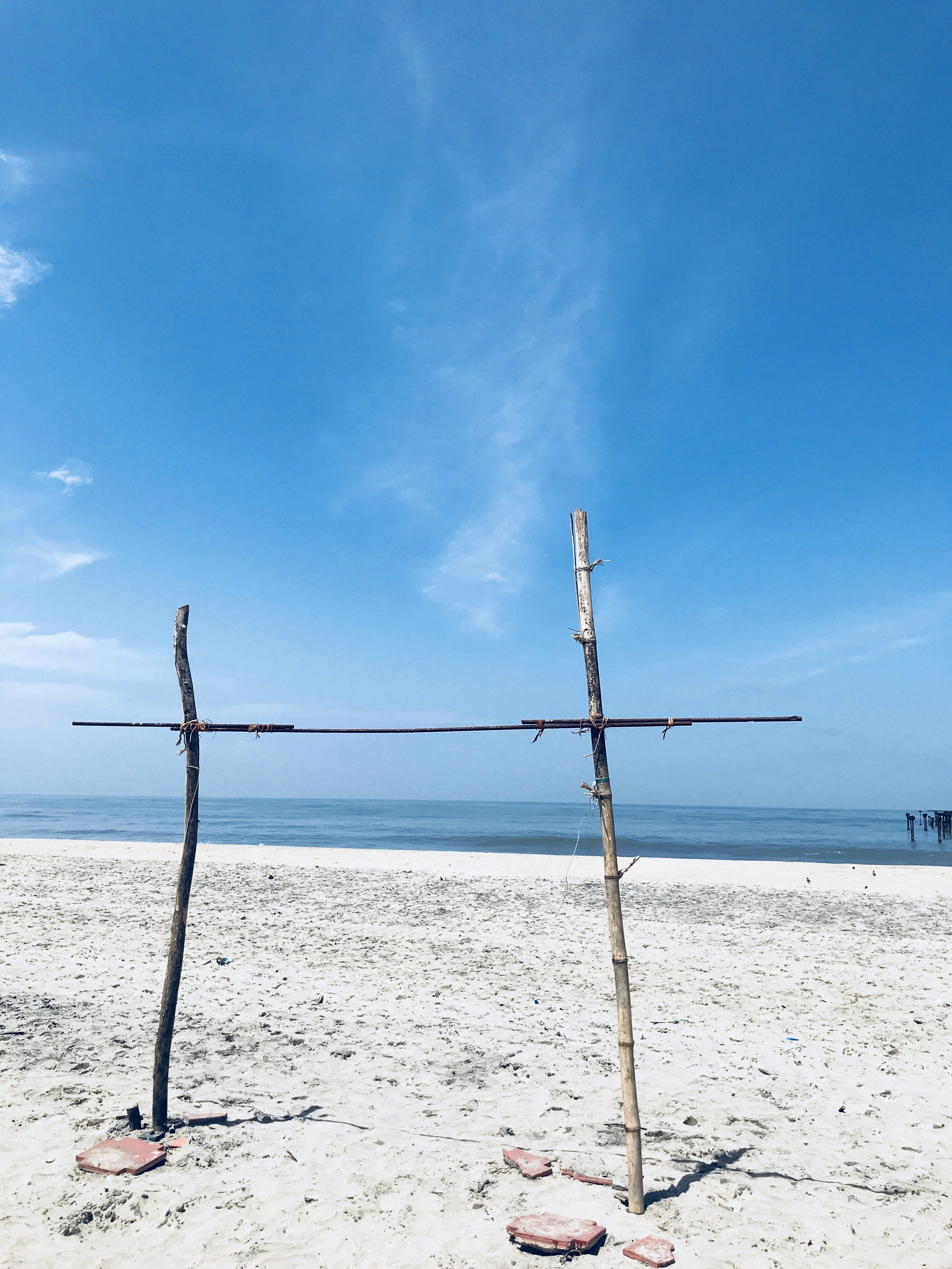 tongkat kayu coklat di pantai