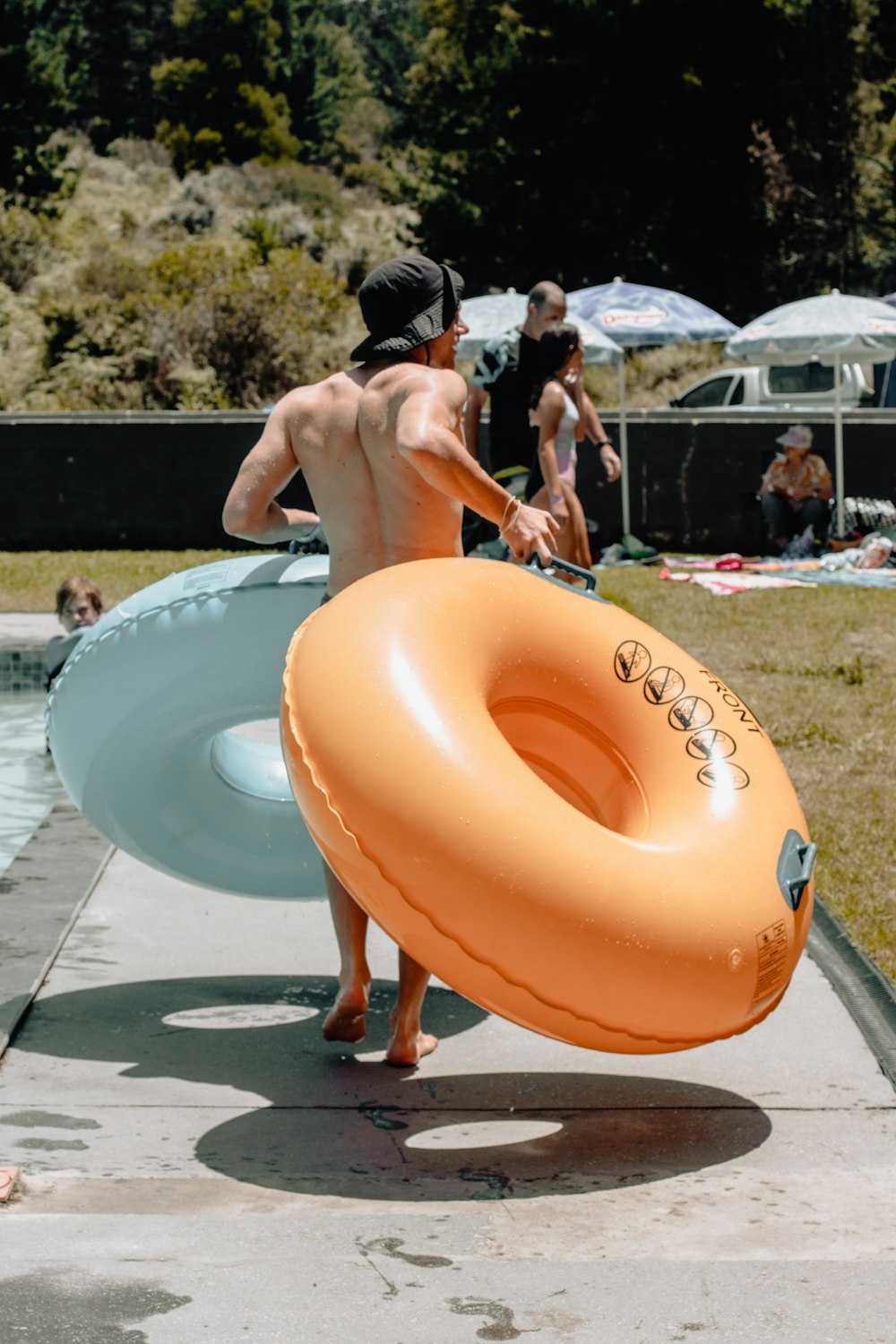 homem segurando dois anéis flutuadores