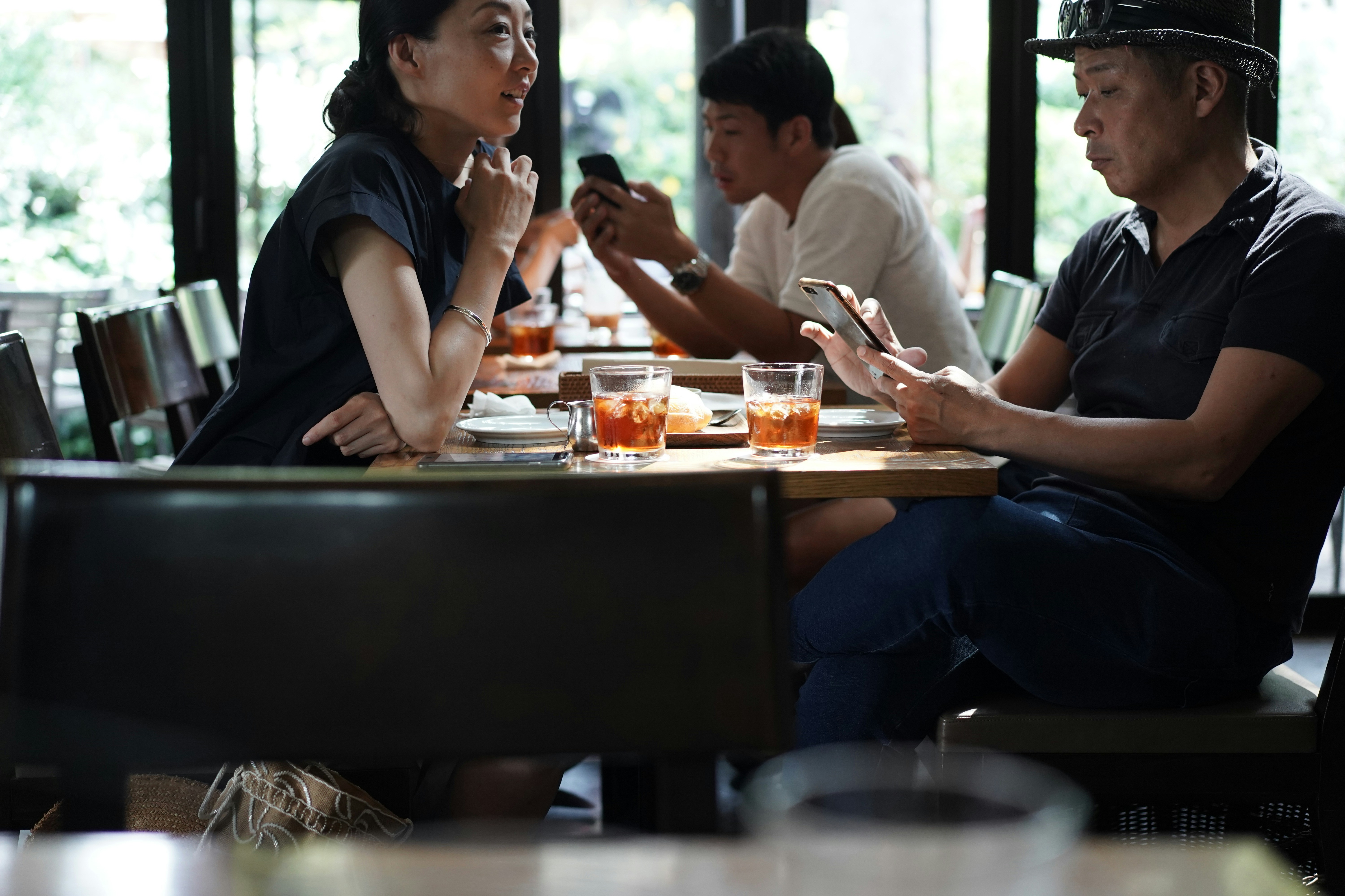 https://images.unsplash.com/photo-1578909815803-5fe5ea025f8e?ixid=M3w2MjYzNjJ8MHwxfHNlYXJjaHw3fHxmYXN0LWNhc3VhbCUyMGRpbmluZyUyMGNoYWluc3xlbnwwfDB8fHwxNzUyODY0NDQyfDA&ixlib=rb-4.1.0