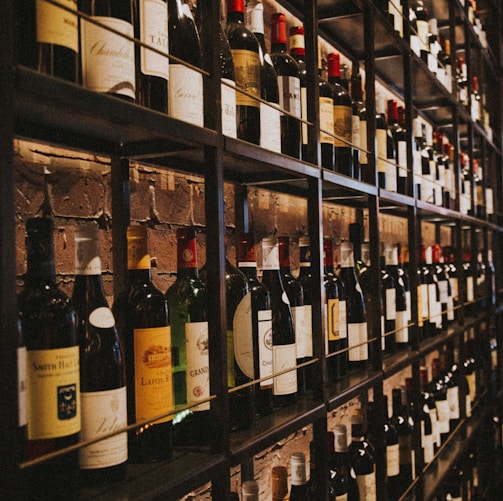 bouteilles de vin sur étagère