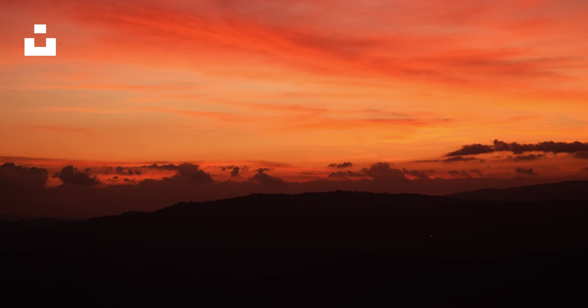 Silhouette of hill at sunset photo – Free Pienza Image on Unsplash