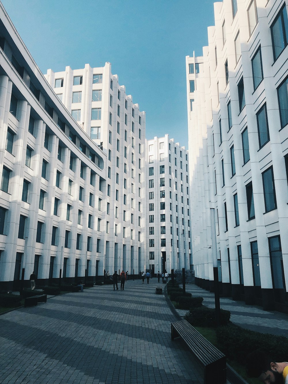 Menschen, die auf der Straße gehen, die von Gebäuden umgeben ist