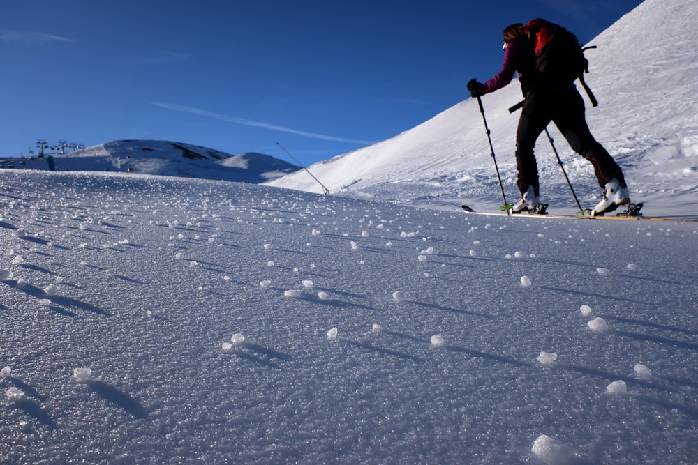 persona che cammina sulla neve