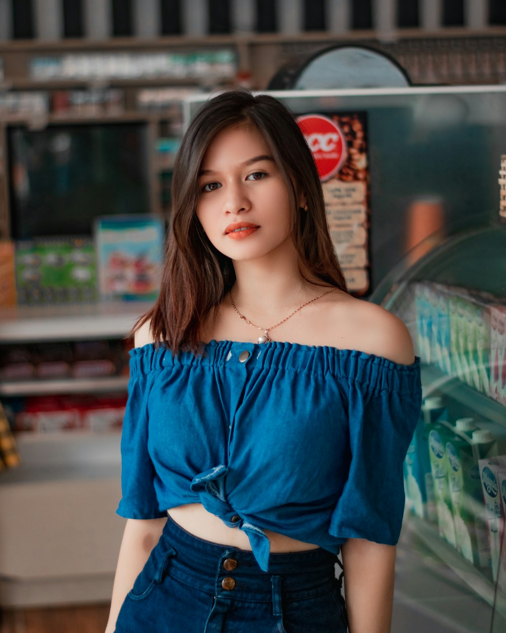 Compra nombre juntos Foto Mujer en blusa azul con hombros descubiertos y pantalones de mezclilla  – Imagen Filipinas gratis en Unsplash