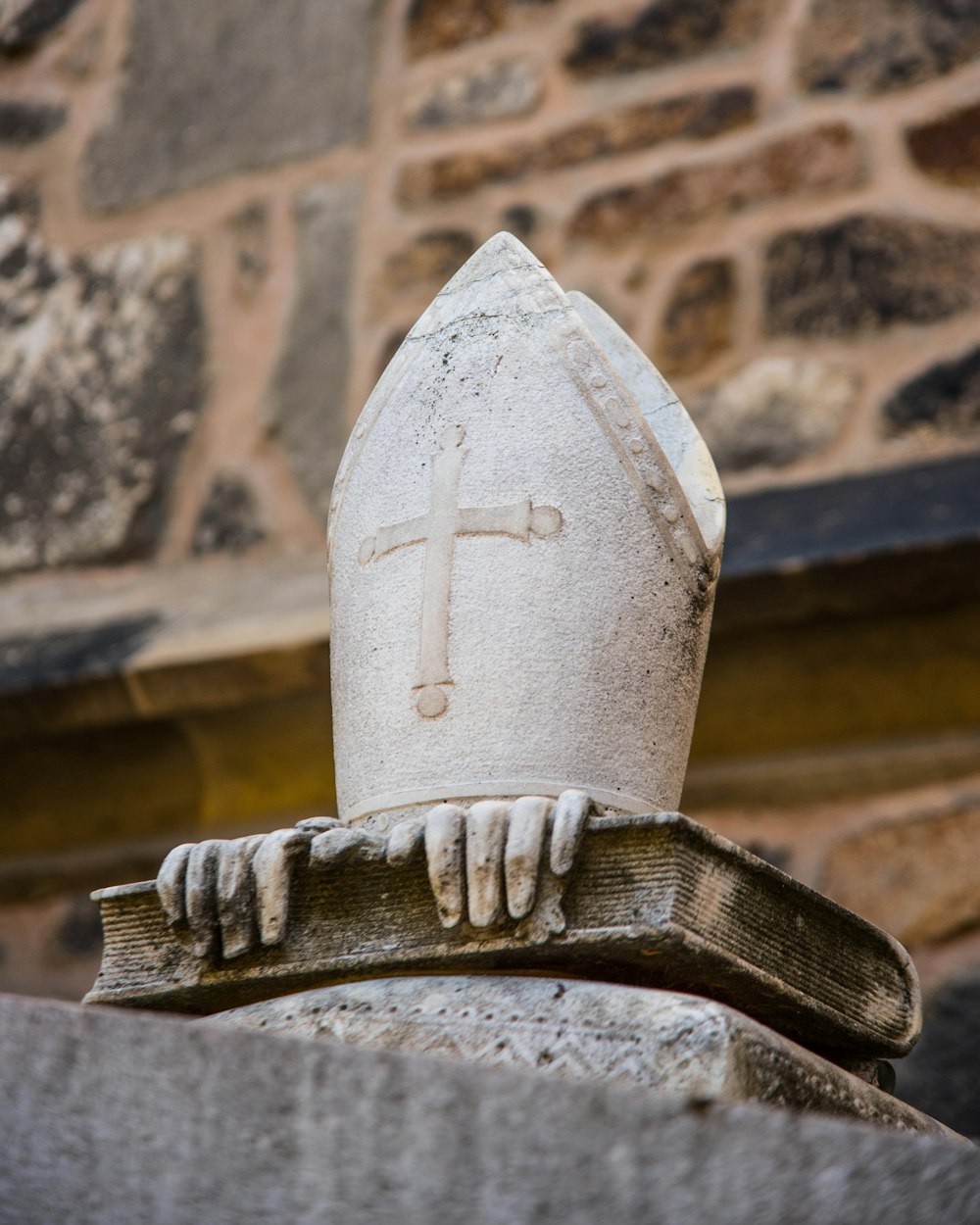 Statue de livre brun