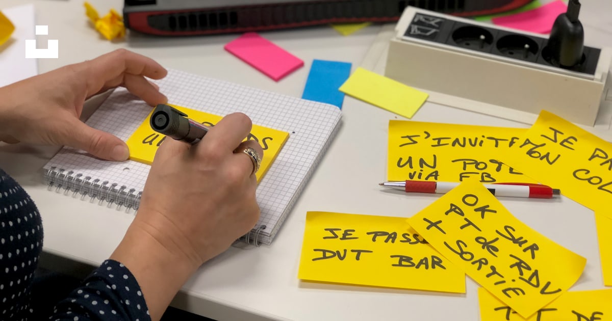 Person writing on a sticky note using a marker photo – Free ...