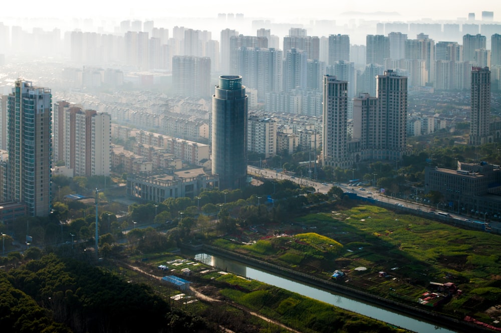 Fotografía de gran angular de edificios de la ciudad y árboles verdes