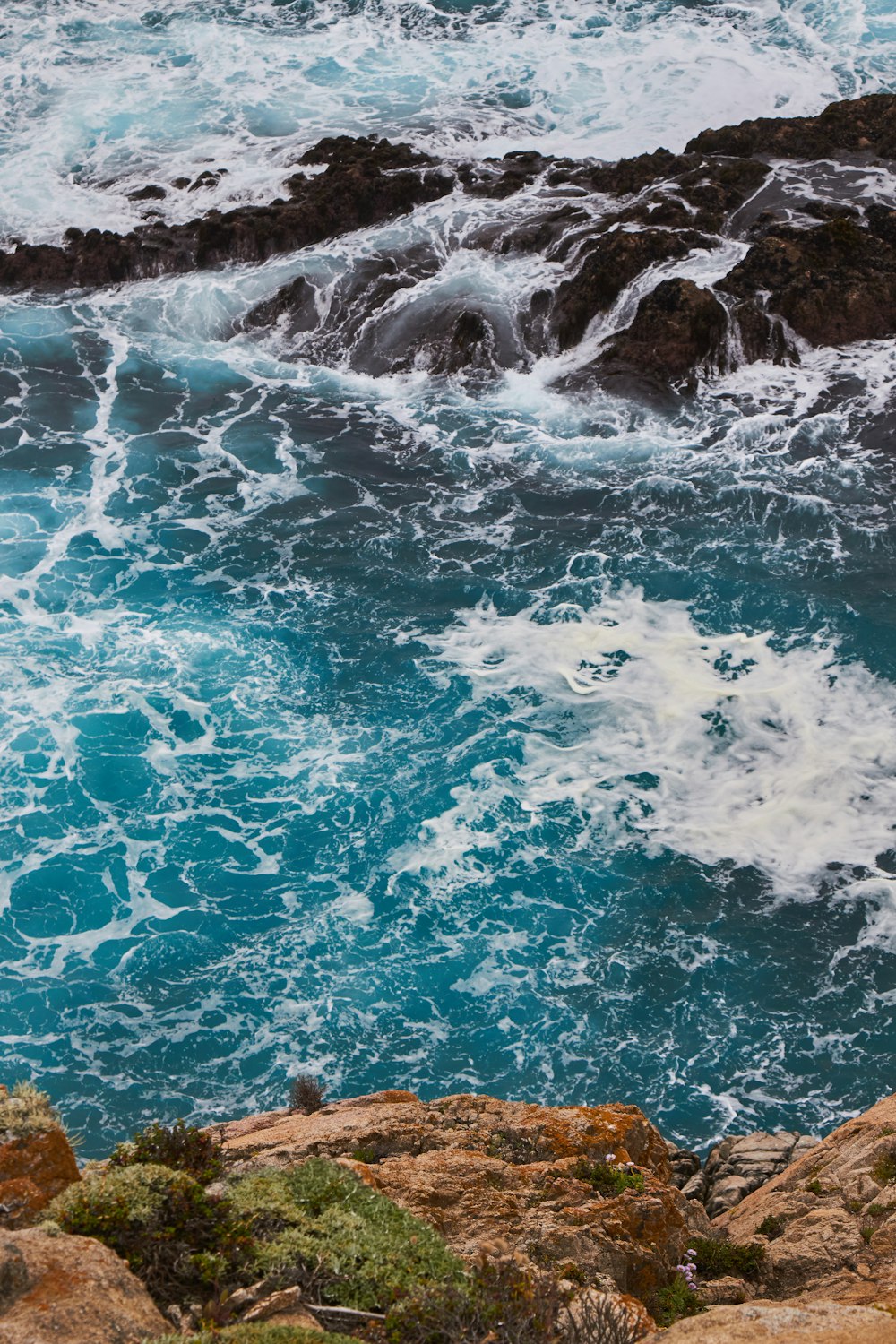 blue and gray body of water