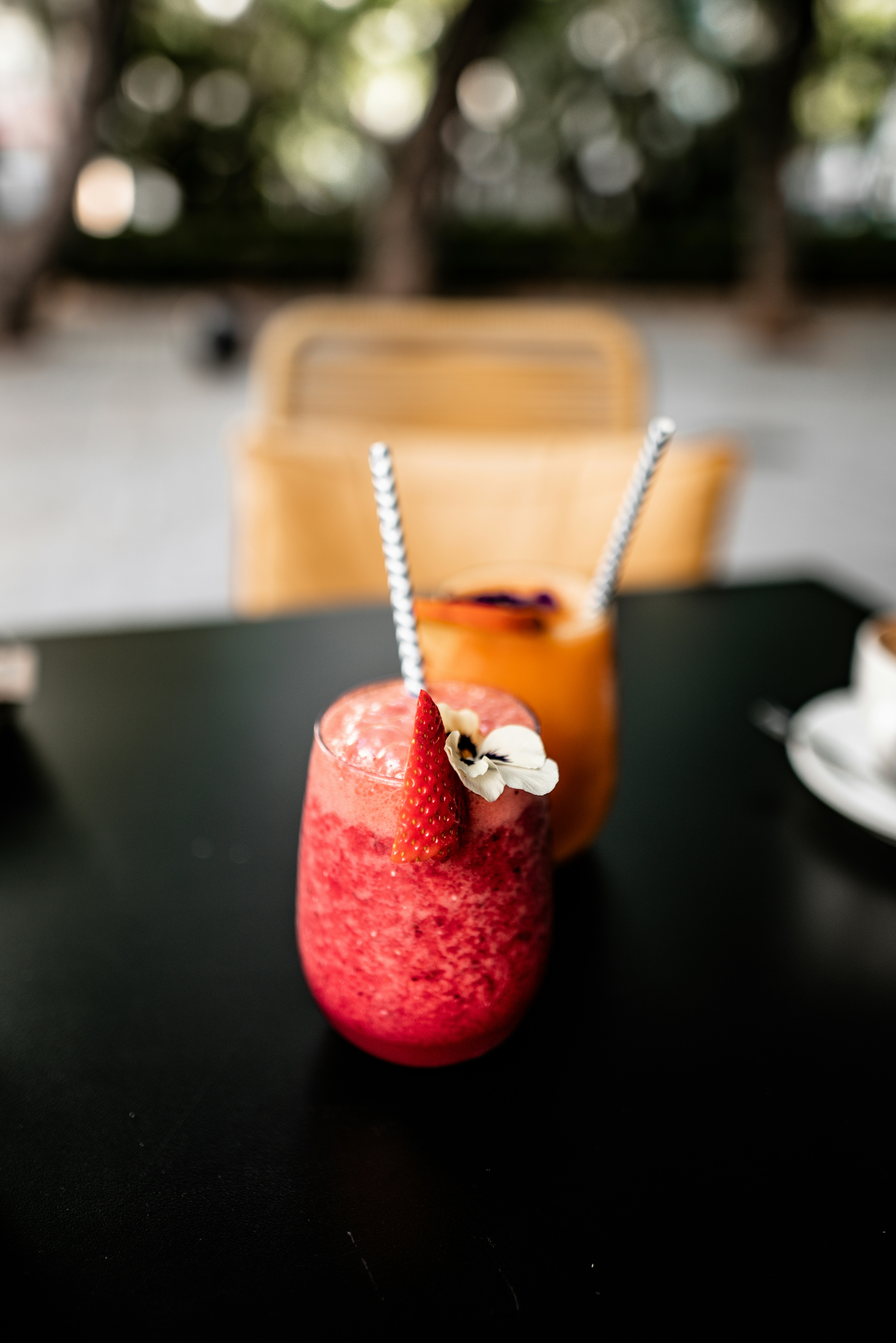透明なガラスのカップに入ったシャローフォーカスストロベリードリンクの写真 Unsplashの飲み物の無料画像