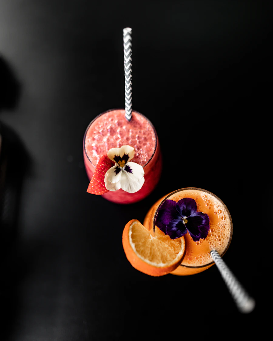 Sake serveras i traditionella lackkoppar vid japansk matupplevelse