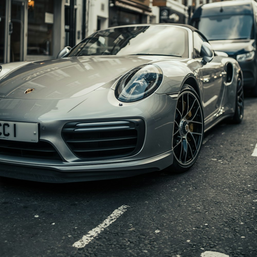 coupé Porsche Boxster gris garé pendant la journée