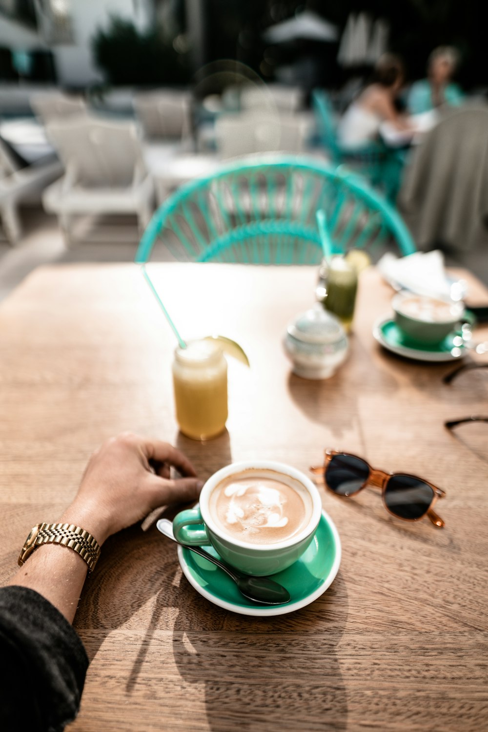 flaches Fokusfoto von Latte in grüner Keramiktasse