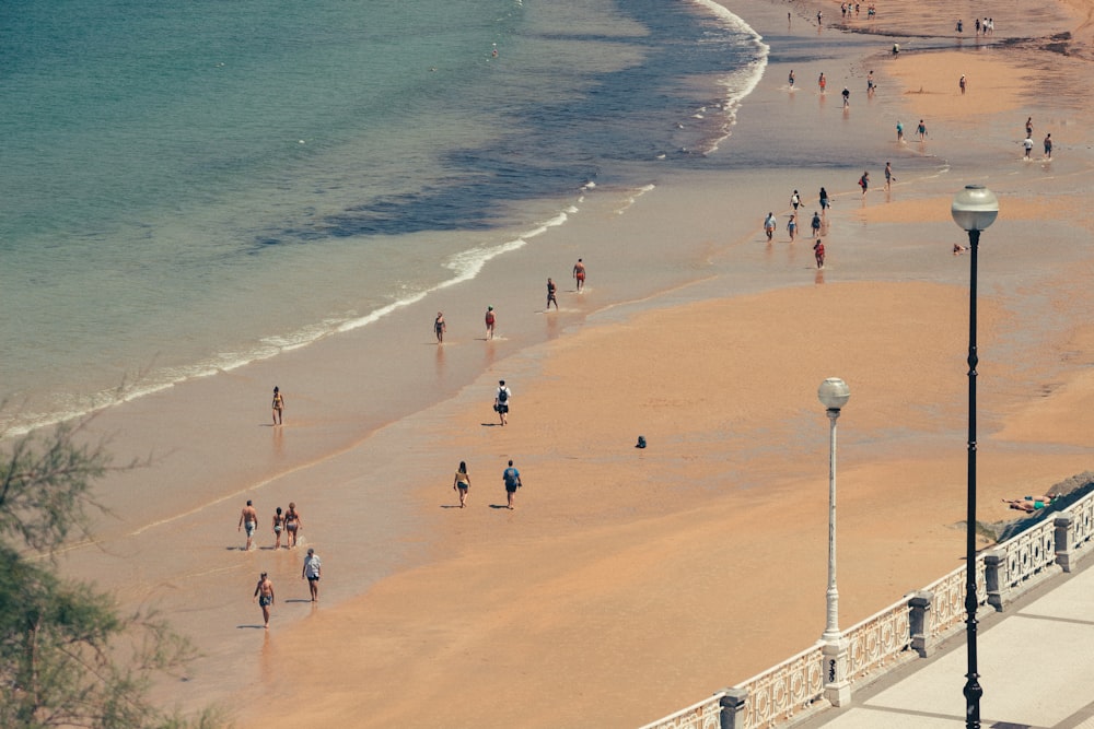 Gruppe von Menschen am Strand