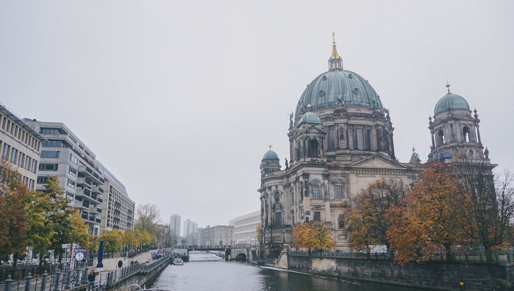 graues Betonkuppelgebäude neben Gewässer