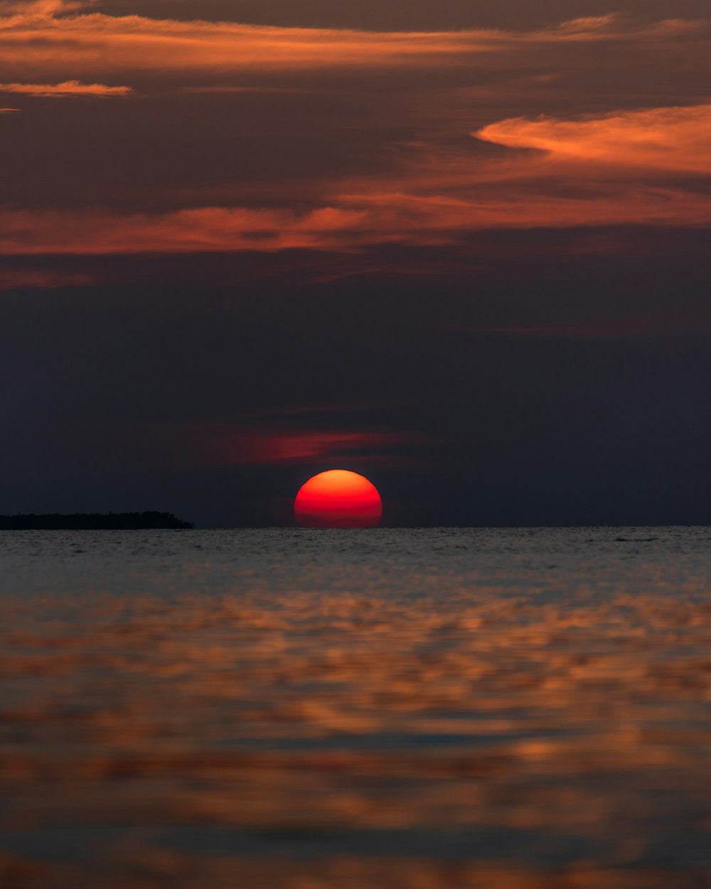 fotografia di paesaggio dell'acqua dell'oceano durante l'ora d'oro