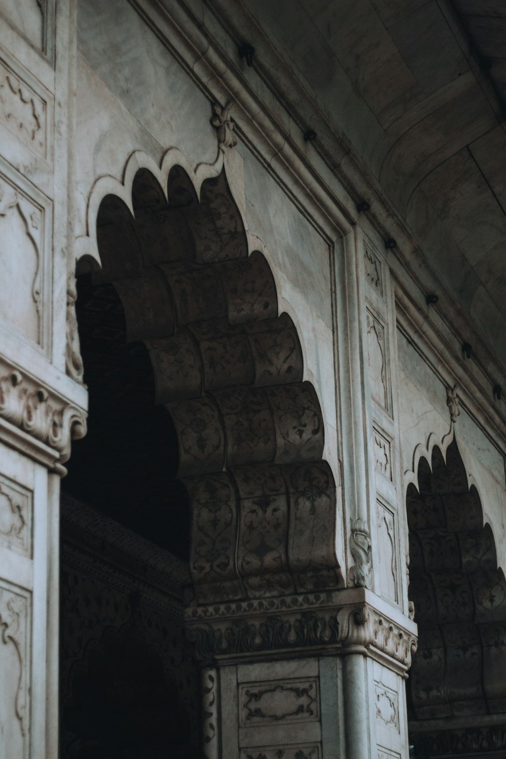 갈색과 회색 콘크리트 기둥의 사진