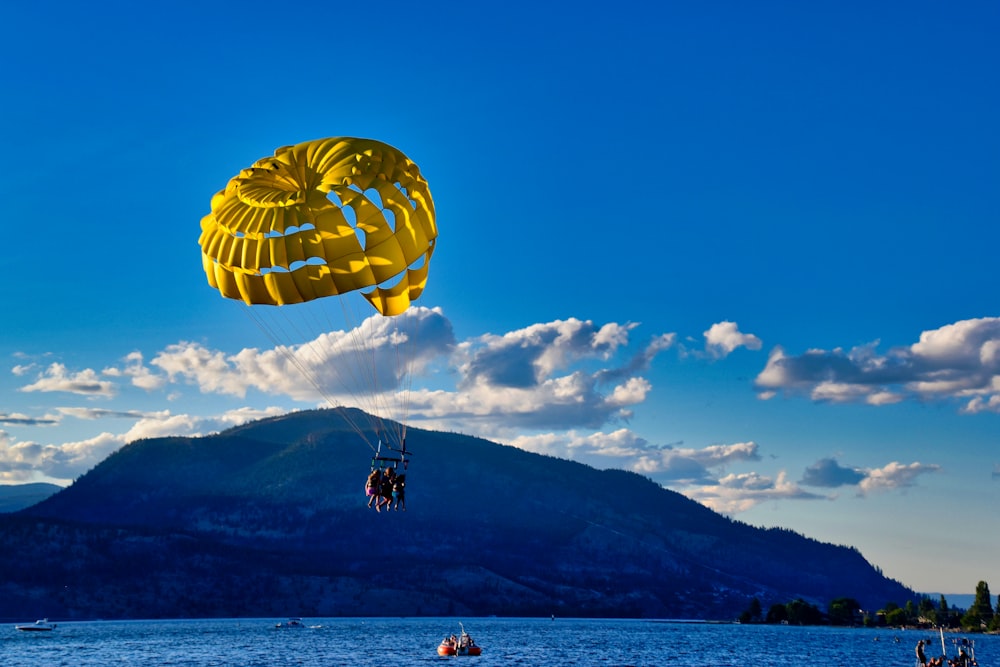 yellow paragliding