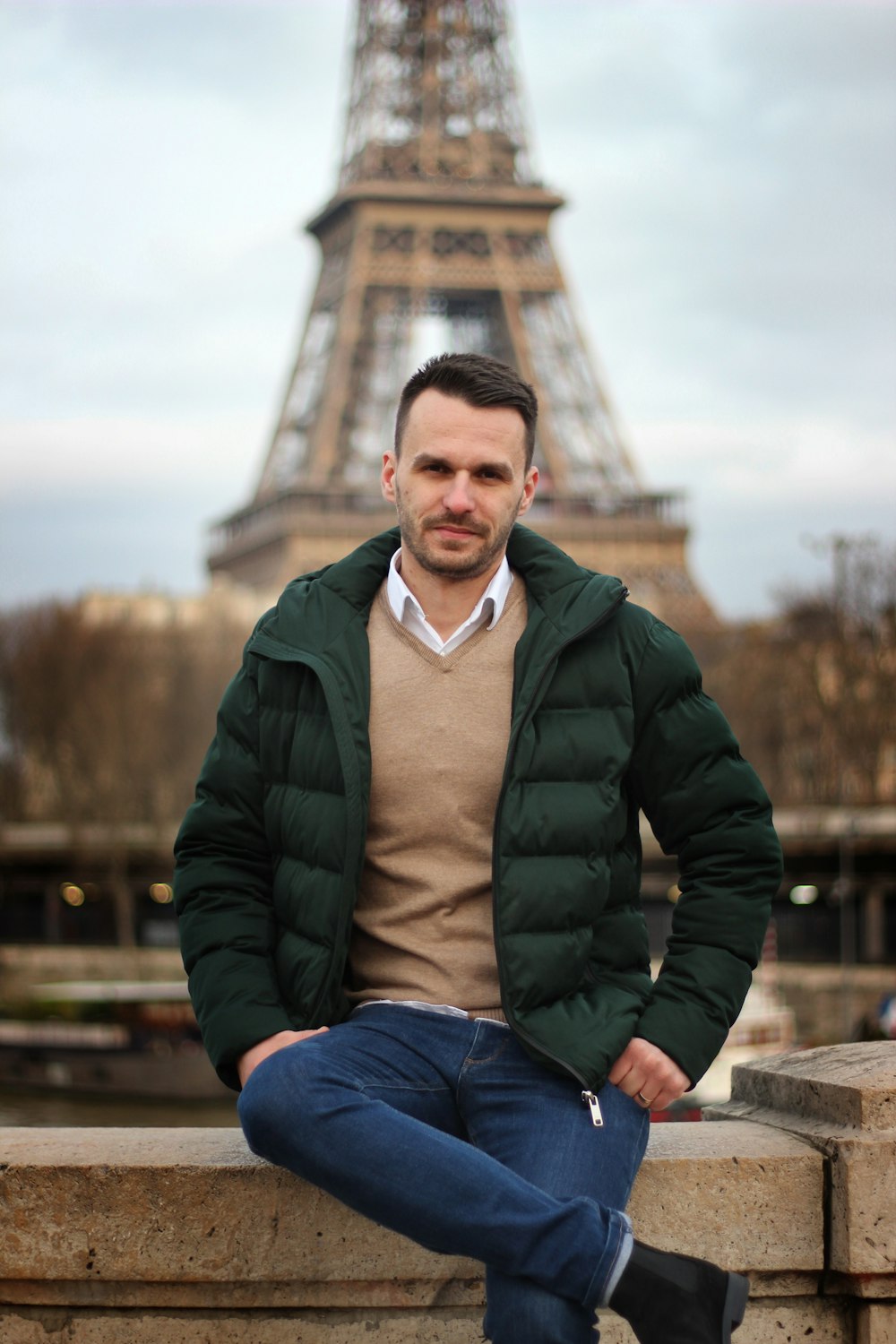 homme assis sur un banc