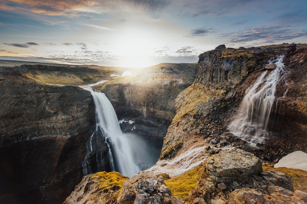 una grande cascata con una grande quantità di acqua che esce da essa