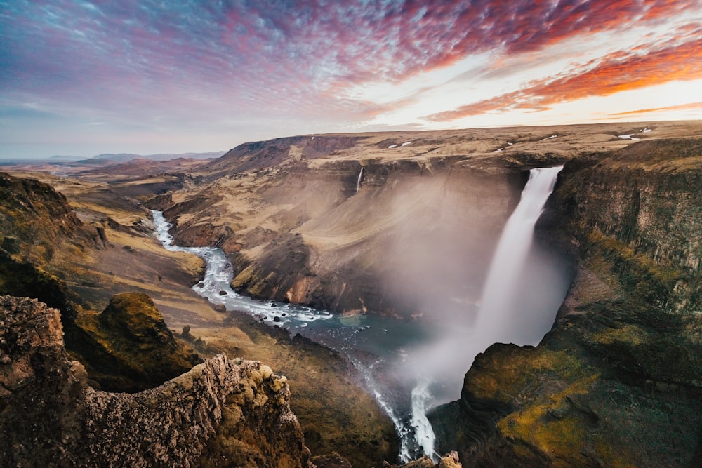 Vista delle cascate durante il giorno