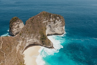 A stunning view of Kelingking Beach with turquoise waters and dramatic cliffs.