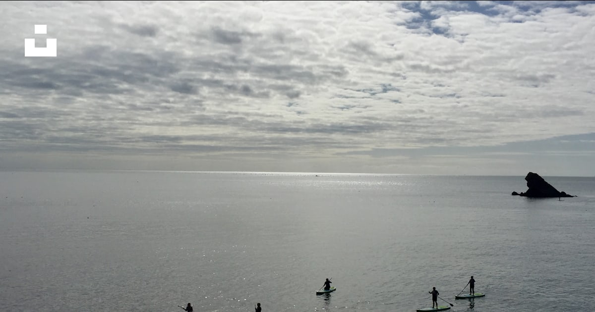 Foto Cinco personas remando en el mar Imagen Gris gratis en Unsplash