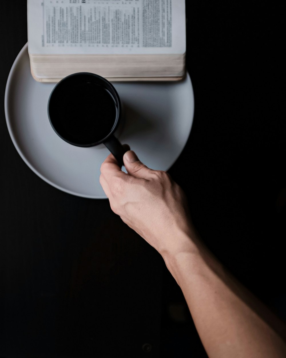 personne tenant une tasse de café