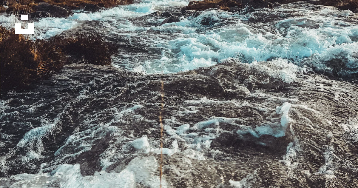 Water hitting rocks photo – Free Source Image on Unsplash
