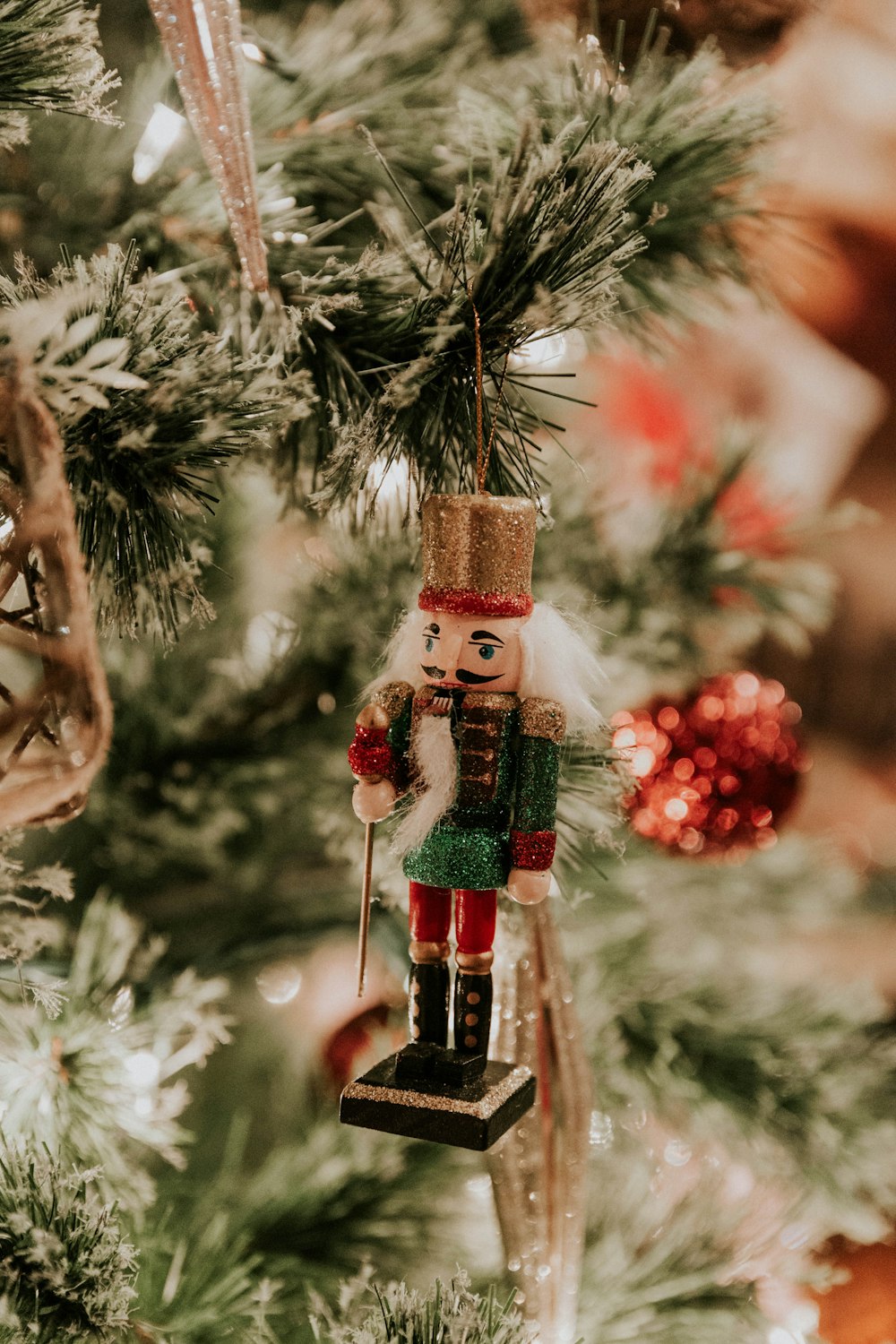 赤、茶色、緑のくるみ割り人形のクリスマスツリーの装飾