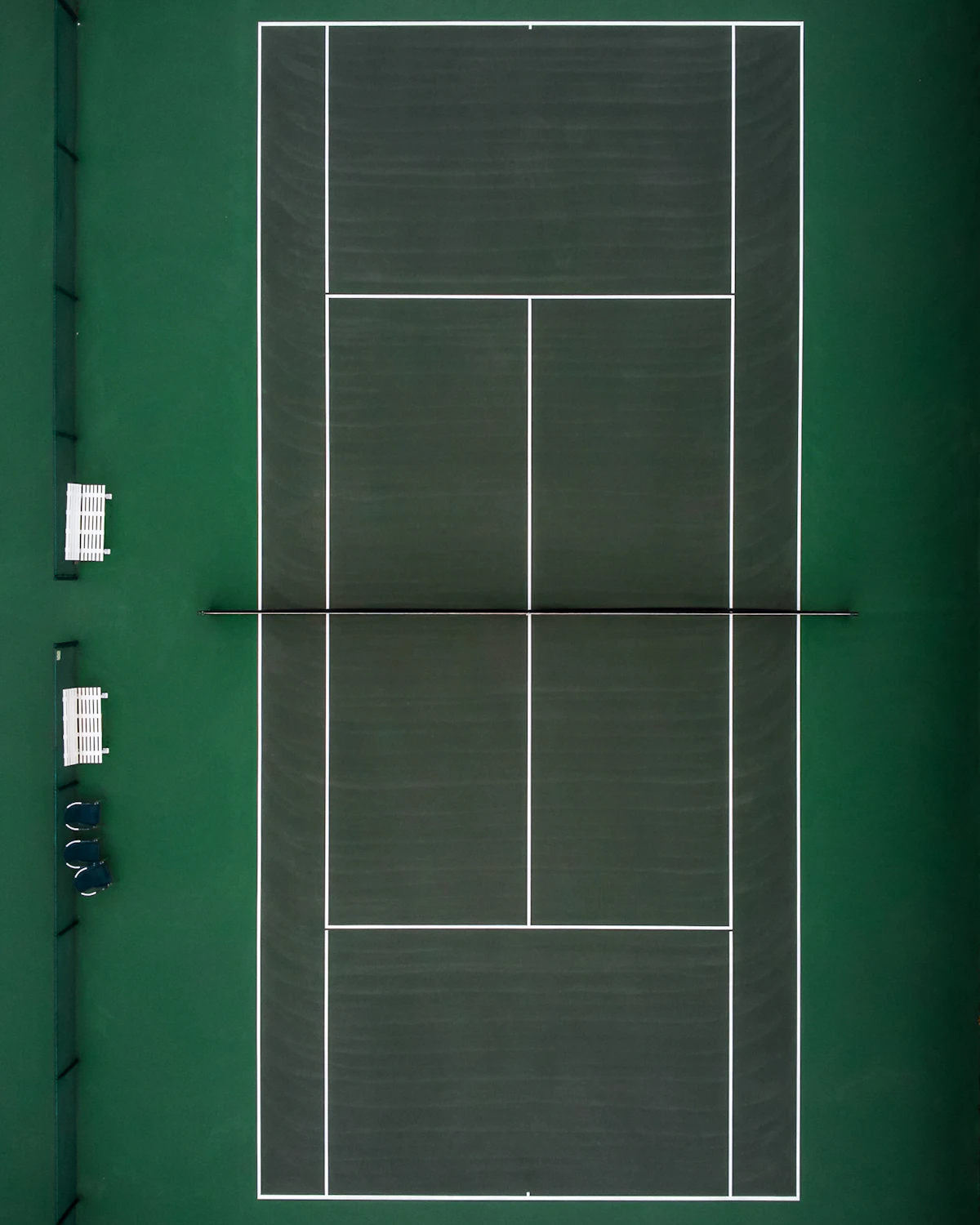 Cancha de superficie deportiva con líneas reglamentarias.