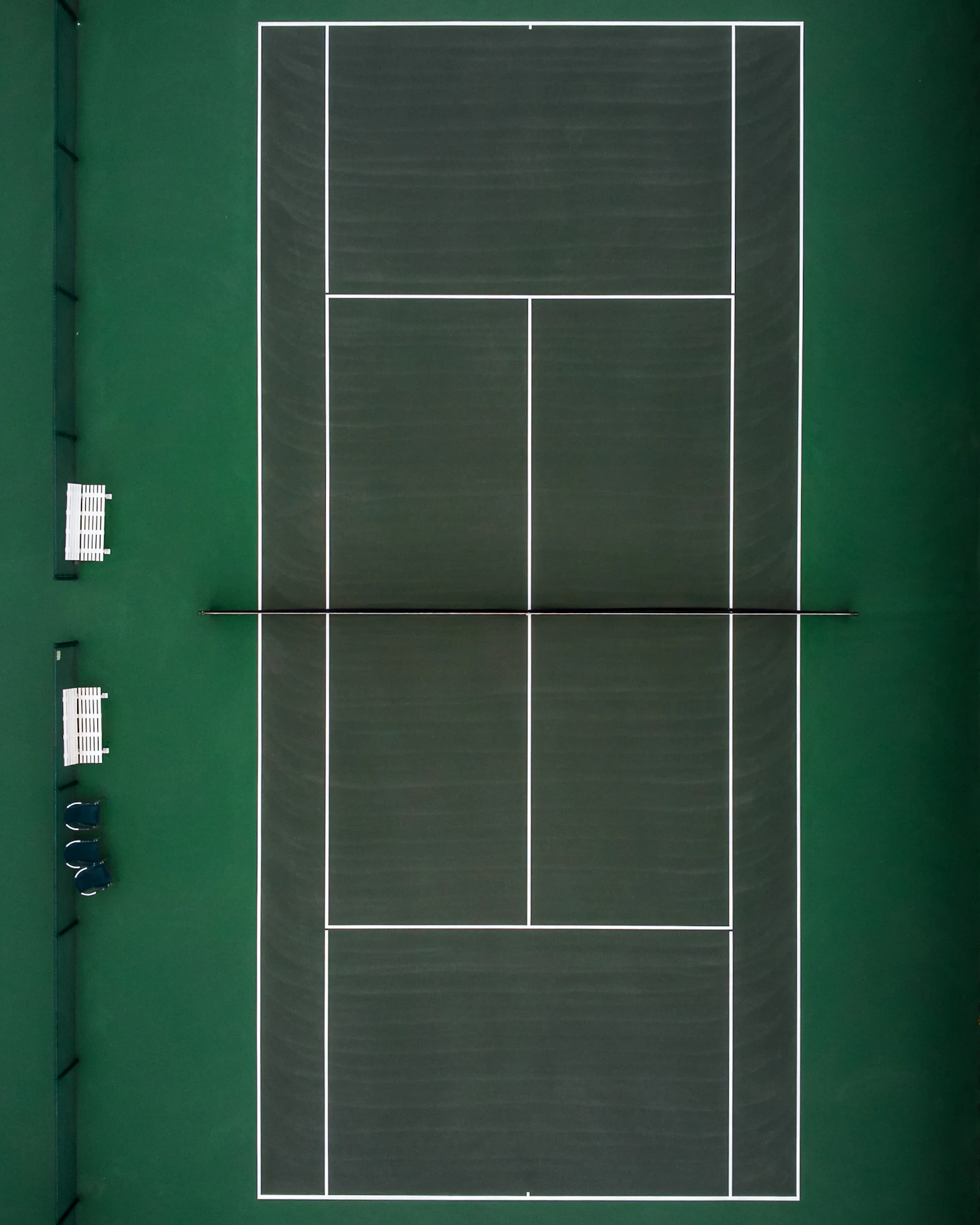 Grüner Tennisplatz mit Linien