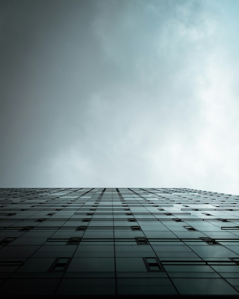 Un edificio molto alto con un cielo sullo sfondo