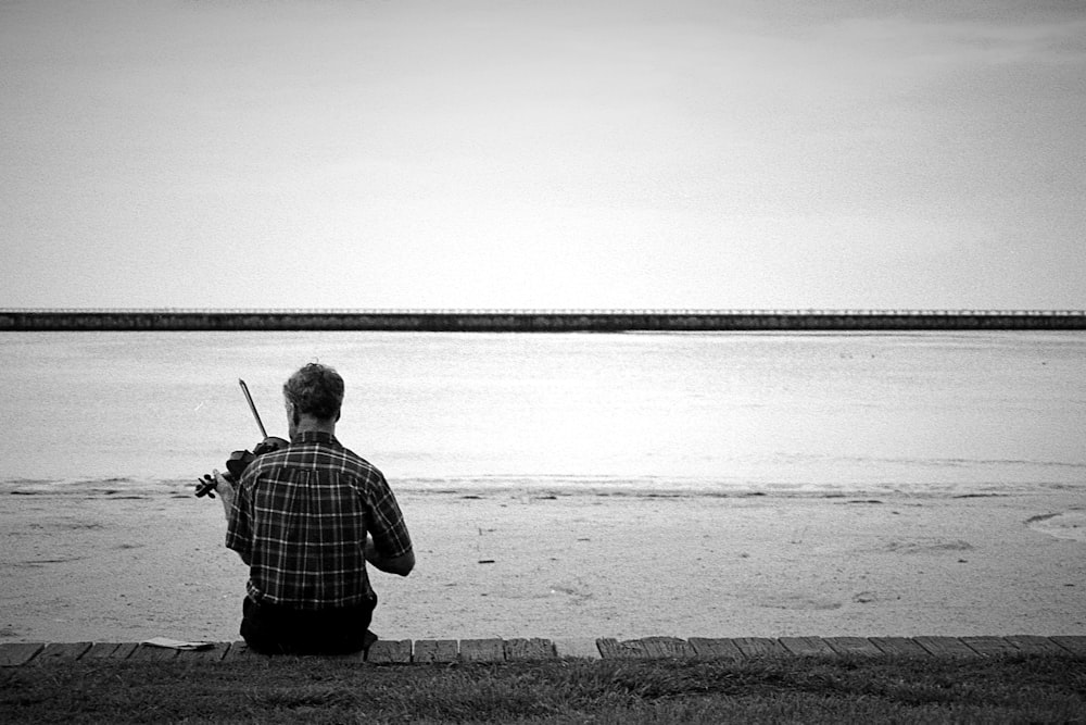 浜辺でバイオリンを弾く男