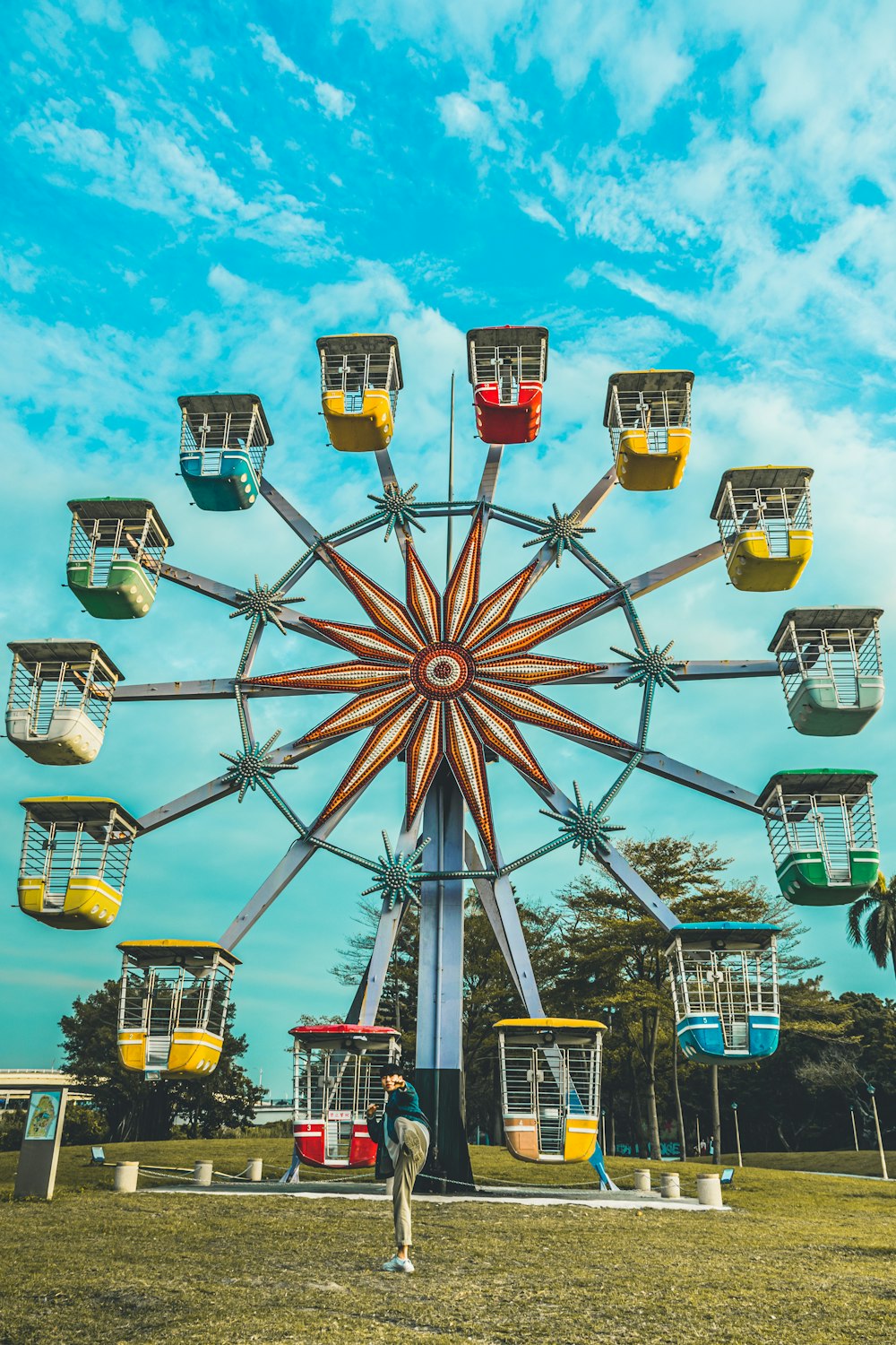 yellow and gray ferris wheel