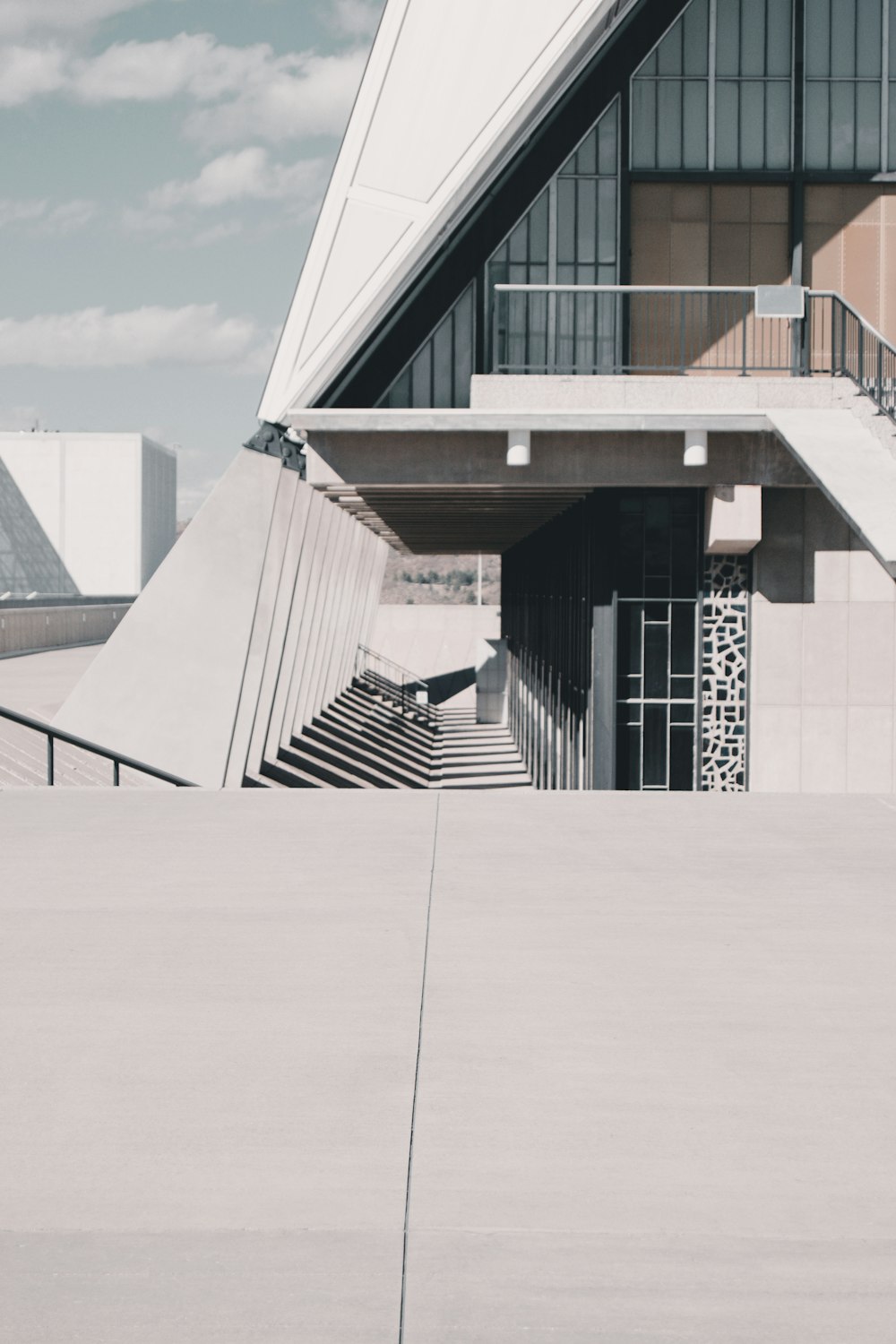 Photographie en gros plan d’un bâtiment peint en blanc pendant la journée