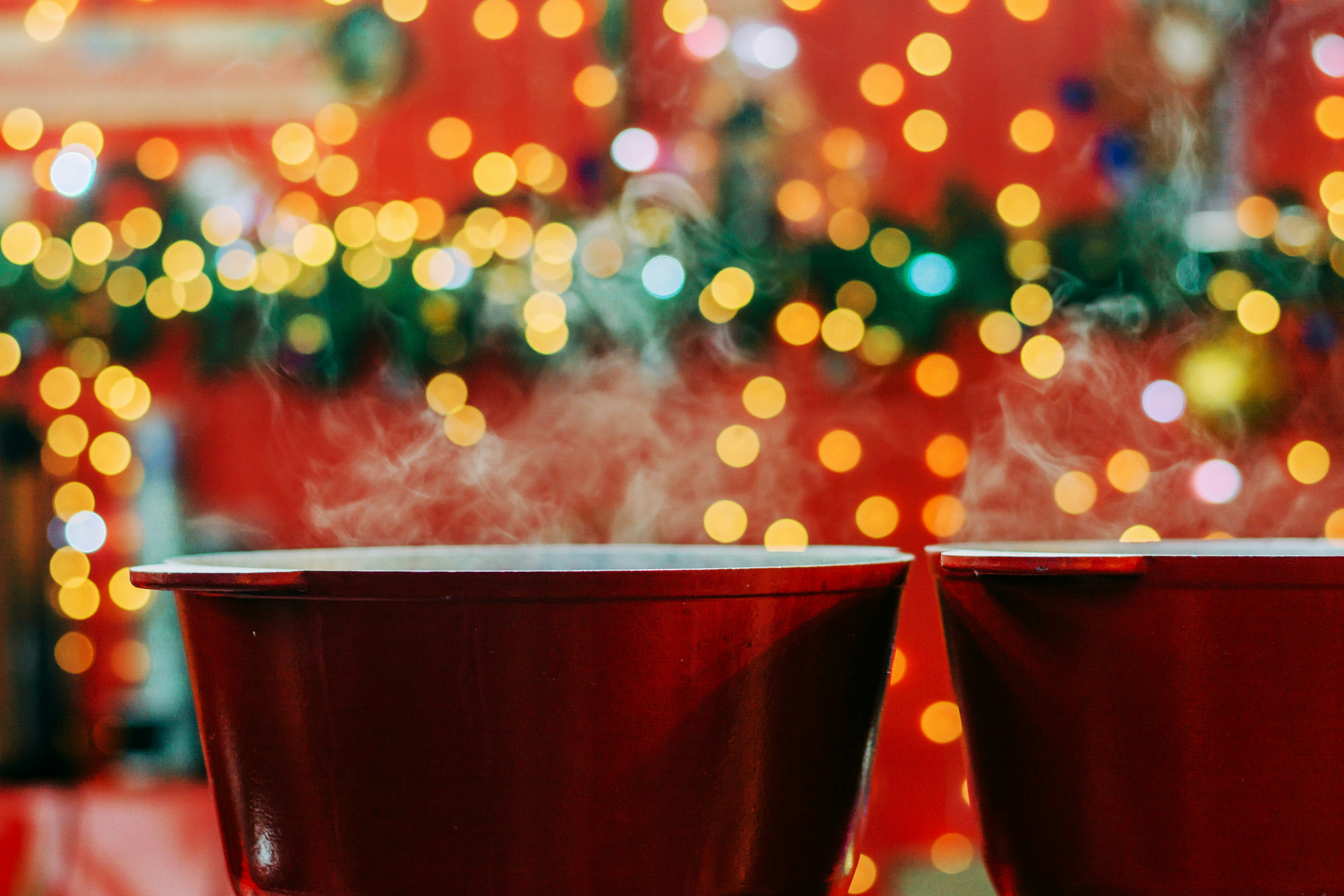 술자리에서 물을 마시는 모습