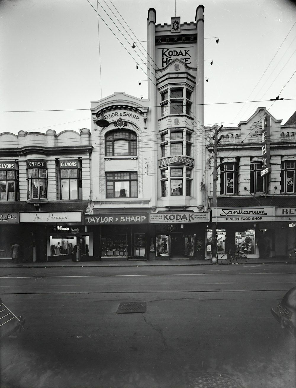 fotografia em tons de cinza do edifício Kodak